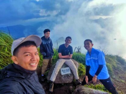 Sejumlah pendaki berfoto di puncak Gunung Halau-halau sebelum resmi ditutup sejak 1 Mei 2026 demi menghormati leluhur, menjaga hutan adat, dan melestarikan lingkungan. (Dok: Denny Susanto/Pena Hijau)